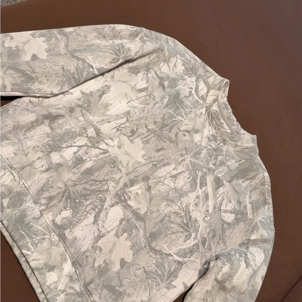 Hollister Boxy Camo Crew Sweatshirt - Picture 9 of 9